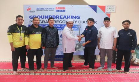 Pelaksanakan groundbreaking Bakrie Amanah secara simbolis dilakukan oleh perwakilan Bakrie Amanah, Mochamad Noerhakim selaku Program Division Head, bersama M Solakhudin Kepala Perwakilan Bakrie Amanah untuk Jawa Barat, Choirul Subhi selaku CEO Sedekah Nusantara, Abdul Hudri selaku perwakilan Pemerintahan Desa Padaluyu dan juga Ketua DKM Masjid At-Taqwa, H Herman.