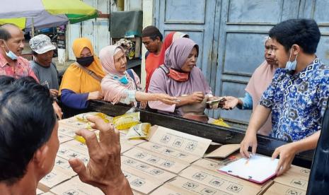 Pelaksanan operasi pasar komoditas minyak goreng di wilayahkabupaten Batang, provinsi Jawa Tengah, Kamis (30/12). Pemprov jawa tengah menggelontorkan 70.000 liter minyak goring guna mengendalikan kenaikan harga di tengah masyarakat.