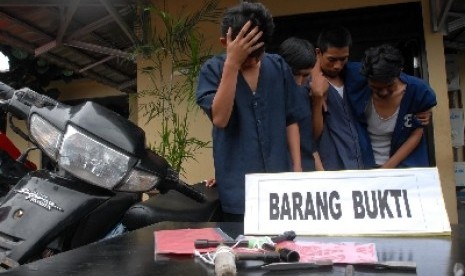 Pelaku curanmor yang ditangkap polisi bersama barang bukti motor curian (ilustrasi). Dua pelaku pencurian babak belur diamuk massa akibat terpergok mencuri sepeda motor milik warga. Mereka mencuri sepeda motor milik warga yang sedang mengikuti kegiatan yasinan dan tahlil di Desa Mundu, Kecamatan Karangampel, Kabupaten Indramayu.