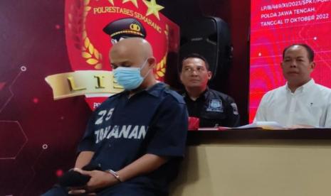 Pelaku dugaan pencabylan terhadap belasan siswi mengaji di Semarang dihadirkan saat pers rilis di Mapolrestabes Semarang, Senin (20/11/2023).