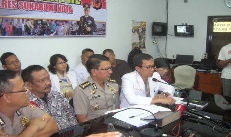 Pelaku kekerasan seksual AS alias Emon dinyatakan memiliki ciri-ciri seorang paedofil. Hal ini disampaikan Kepala Rumas Sakit Sartika Asih Bandung, Kombes Pol Hisbulloh Huda di Mapolres Sukabumi Kota, Jumat (9/5).