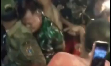 Pelaku mengenakan atribut TNI memesan ojol.