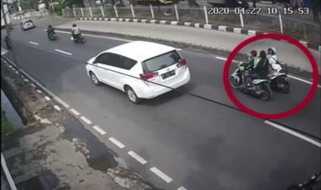 ilustrasi. Pelaku pejambretan di jalan raya terpantau CCTV.