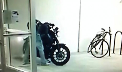 Pelaku pencurian Harley Davidson tengah tertangkap kamera CCTV.