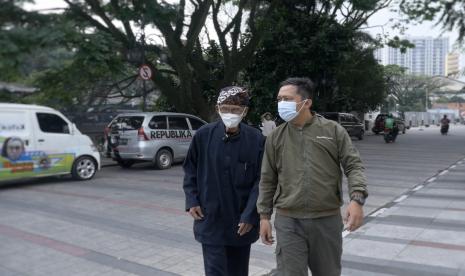 Pelaku sejarah Bandung Lautan Api, Abah Landung (kiri) dan Jurnalis Republika, Sadly Rachman (kanan)