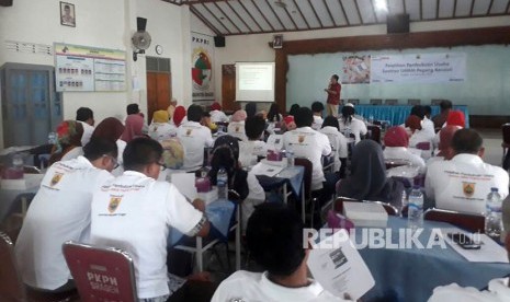 Pelaku UMKM dari 50 pasar tradisional di Sragen mengikuti pelatihan pembukuan usaha berbasis android yang diselenggarakan Republika dan Yayasan Danamon Peduli di Gedung Pusat Koperasi Pegawai Republik Indonesia (PKPRI) Kabupaten Sragen, Selasa (5/12).