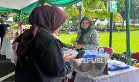 Pelaku UMKM di Yogyakarta rasakan kemudahan QRIS dalam transaksi pembayaran.