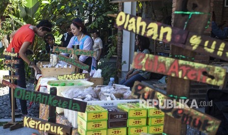 Pelaku UMKM menjajakan produk dari bahan organik saat acara Pasar Seton atau Pasar Sabtu di Kedai Animalika, Jl Kaliurang, Sleman, DI Yogyakarta, Sabtu (5/5). 