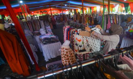 Pelaku UMKM merapikan pakaian yang dijualnya saat digelarnya bazar ramadhan di halaman kantor Dinas Koperasi dan UKM Sumatera Barat di Padang, Kamis (21/4/2022). Bazar tersebut menghadirkan sebanyak 120 pelaku Usaha Mikro, Kecil, dan Menengah (UMKM) se-Sumbar, yang berlangsung hingga 22 April 2022.