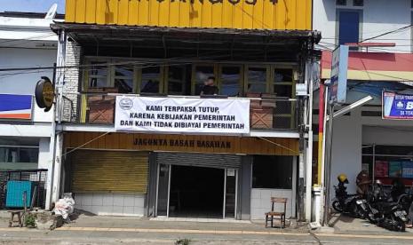 Pelaku usaha di Kabupaten Garut memasang spanduk berisi curhat lantaran penghasilannya turun akibat kebijakan PPKM Darurat. 