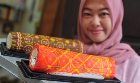 Pelaku usaha kecil menunjukkan produk bolu gulung bermotif songket dan kain jumputan di gerai miliknya di Palembang, Sumatra Selatan, Rabu (6/4). 