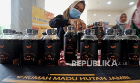 Pelaku usaha madu hutan Jambi menyusun beberapa botol madu yang dijual saat Pameran UMKM Perempuan di Telanaipura, Jambi, beberapa waktu lalu. 