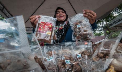 Pelaku usaha menunjukkan produk UMKM olahan hasil tani di Plaza Lebak, Lebak, Banten, Jumat (3/12/2021). Pemerintah Kabupaten Lebak, Banten, melalui Dinas Koperasi dan Usaha Kecil Menengah setempat memberikan bantuan sertifikasi halal bagi pelaku usaha micro kecil dan menengah ( UMKM).