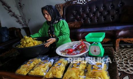 Pelaku usaha menyelesaikan pembuatan keripik daun kunyit di Kabupaten Bintan, Kepulauan Riau, Ahad (3/4/2022). Menteri Koperasi dan UKM Teten Masduki dalam kampanye Gerakan Nasional Bangga Buatan Indonesia (Gernas BBI) mengharapkan produk UMKM di Kepulauan Riau bisa meningkatkan kualitas dan kemasan produk agar dapat menarik perhatian pasar global. 