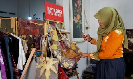 Pelaku Usaha Mikro, Kecil, dan Menengah (UMKM) di Yogyakarta Tutty Fetrianingsih memotret kerajinan produksinya yang dipasarkan melalui online marketplace, di galeri Kana Shibori, Yogyakarta, Sabtu (15/8/2020). Guna mendorong produktivitas para pelaku UMKM, XL Axiata bekerjasama dengan Komunitas Karang Mitra Usaha Yogyakarta menyediakan layanan internet melalui program paket komunitas XL Biz yang mempermudah mereka untuk go digital. 