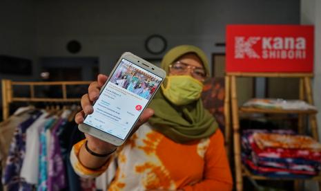 Pelaku Usaha Mikro, Kecil, dan Menengah (UMKM)  menunjukan kerajinan produksinya yang dipasarkan melalui online marketplace (ilustrasi)