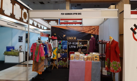 Pelaku Usaha Mikro, Kecil dan Menengah (UMKM) mengikuti pameran dalam rangkaian kegiatan UNS SMEs Summit & Award 2018 di Auditorium Universitas Sebelas Maret (UNS) Solo, Kamis (11/10). Pameran tersebut digelar selama tiga hari mulai Rabu (10/10) sampai Jumat (12/10). 