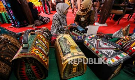 UU Cipta Kerja Bisa Dorong Industri Halal. Pelaku Usaha Mikro Kecil Menengah (UMKM) menata tas motif Aceh pada Pameran UMKM Kreatif Bank Indonesia (BI) di komplek Museum Lhokseumawe, Aceh, Sabtu (21/11/2020). Pameran bertemakan 