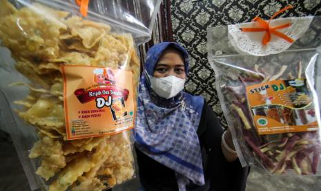 Pelaku Usaha Mikro Kecil Menengah (UMKM) menunjukkan produk makanan industri rumahan yang sudah diberi lebel kemasan.