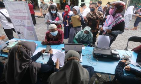 Pelaku usaha mikro kecil menengan (UMKM) mengurus izin usaha melalui layanan Online Single Submission (OSS) di Kota Kediri, Jawa Timur, Kamis (7/4/2022). Pemerintah daerah setempat mendorong pengembangan UMKM melaui layanan OSS secara jemput bola di sejumlah kelurahan sehingga masyarakat menjadi lebih mudah membuka usaha legal. 