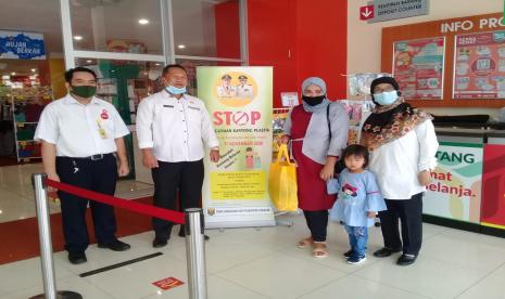 Pelaku usaha pasar modern di Kabupaten Sukabumi mulai menerapkan larangan penggunaan kantong plastik. Hal ini sebagai bentuk pelaksanaan peraturan bupati Sukabumi tentang larangan penggunaan kantong plastik. 