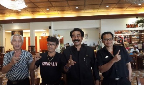 Pelaku usaha taksi konvensional di Bali menyampaikan keluhan terkait pelanggaran yang dilakukan aplikator online, seperti Grab, Uber, dan Go Car terhadap Peraturan Menteri Perhubungan Nomor 108/ 2017. 