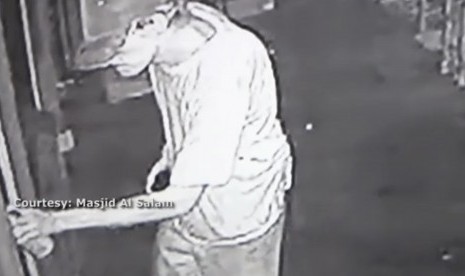 Pelaku vandalisme tertangkap CCTV saat melakukan aksinya di masjid Al Salam, Arkansas, AS