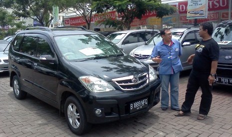 Pelanggan BOS Daihatsu sedang bertanya tentang sebuah mobil