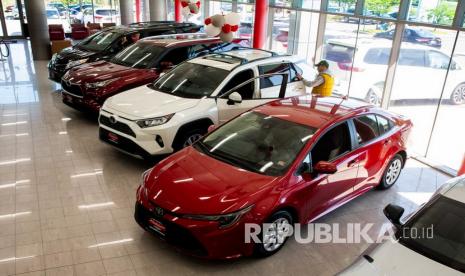 Pelanggan melihat kendaraan mobil  dealer Toyota. ilustrasi