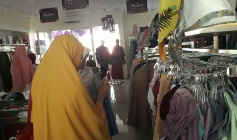 Pelanggan memilih koleksi baru busana muslim Elzatta di galeri yang baru dibuka, di Jalan Gayungsari Barat nomor 114, Surabaya, Ahad (12/5).