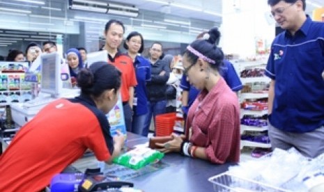 Pelanggan sedang melakukan isi pulsa di 7Eleven