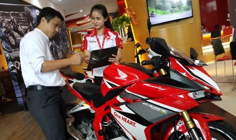 Pelanggan sedang melihat Honda CBR250RR di diler. 