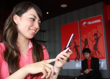 Pelanggan Telkomsel tegah menikmati layanan