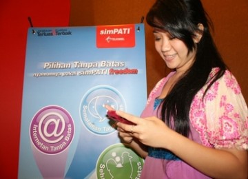 Pelanggan Telkomsel tengah menikmati layanan Simpati Freedom