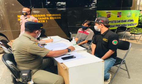 Pelanggar PPKM Darurat dari kalangan pemilik tempat usaha disidang secara langsung di mobil sidang tindak pidana ringan (tipiring), Selasa (6/7)