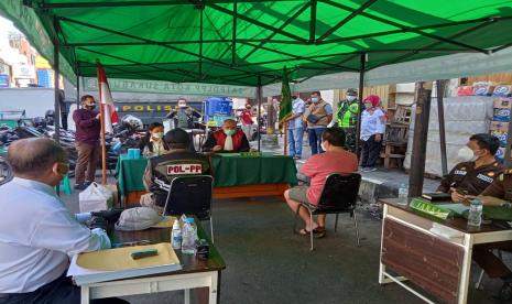 Pelanggar PPKM darurat menjalani sidang tipiring di tempat di Jalan Ahmad Yani Kota Sukabumi, Rabu (7/7).