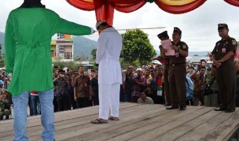 Pelanggar qanun dicambuk.