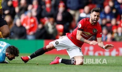 Pelanggaran terhadap Bruno Fernandes yang menghasilkan penalti pada laga Manchester United melawan Watford di Old Trafford, Manchester, Ahad (23/2) malam.