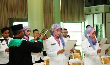 Pelantikan dan pengambilan sumpah dokter baru di Kampus UII 