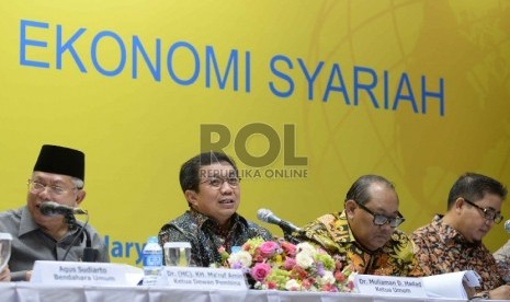 Pelantikan dan Raker MES: (dari kiri-kanan) Ketua Dewan Pembina MES Ma'ruf Amin, Ketua Umum MES Muliaman D. Hadad, Ketua Dewan Pakar Sugiharto, Ketua V Muhammad Syakir Sula, dan Ketua I Yuslam Fauzi saat Pelantikan dan Rapat Kerja Pengurus Pusat Masyarakat