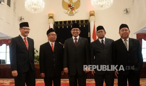 (dari kiri) Direktur Utama BPJS Kesehatan Fachmi Idris, Direktur Utama BPJS Ketenagakerjaan Agus Susanto , Ketua Dewan Pengawas BPJS Kesehatan Chairul Radjab Nasution, dan Ketua Dewan Pengawas BPJS Ketenagakerjaan Guntur Witjaksono