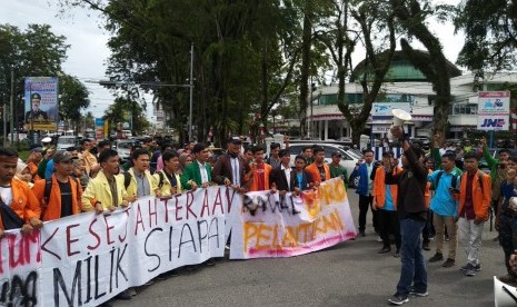 Pelantikan DPRD Provinsi Sumbar di Kota Padang, Rabu (28/8) diwarnai aksi demo mahasiswa yang tergabung dalam Badan Eksekutif Mahasiswa Sumbar.