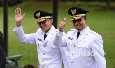 Pelantikan Gubernur DKI Jakarta. Gubernur DKI Jakarta Anies Baswedan dan Wagub DKI Jakarta Sandiaga Uno menuju Istana Merdeka, Jakarta, Senin (16/10)