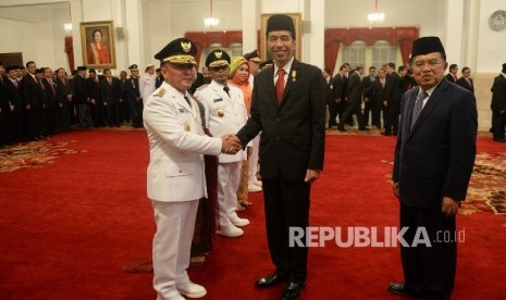 Pelantikan Gubernur. Gubernur Kalimantan Tengah Sugianto Sabran menerima ucapan selamat dari Presiden Joko Widodo usai upacara pelantikan di Istana Merdeka, Jakarta, Rabu (25/5)