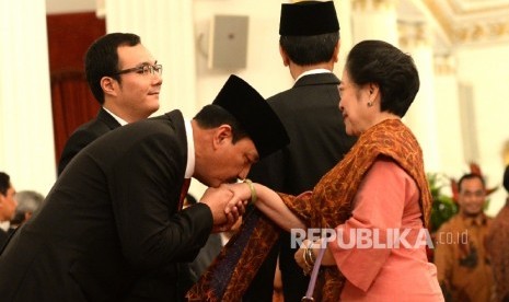 Pelantikan Kepala BIN. Kepala BIN Budi Gunawan menerima ucapan selamat dari Presiden RI ke-5 Megawati Soekarnoputri usai pelantikan oleh Presiden Joko Widodo di Istana Negara, Jakarta, Jumat (9/9).