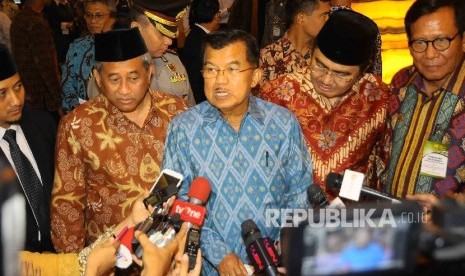   Wapres Jusuf Kalla didampingi Ketua ICMI Jimly Asshiddiqie bersama Pimpinan Majelis Pusat ICMI memberi keterangan saat Rakernas dan pelantikan Majelis Pengurus Pusat ICMI periode 2015-2020 di Jakarta, Rabu (10/2). (Republika/Agung Supriyanto)