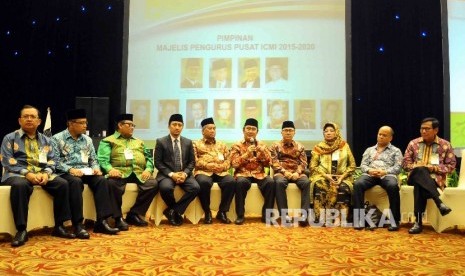  Pelantikan Pengurus ICMI, Wakil Presiden Jusuf Kalla didampingi Ketua Ikatan Cendikiawan Muslim se Indonesia, Jimly Asshiddiqie (kedua kanan) bersama Pimpinan Majelis Pusat ICMI memberi keterangan saat Rakernas dan pelantikan Majelis Pengurus Pusat ICMI p