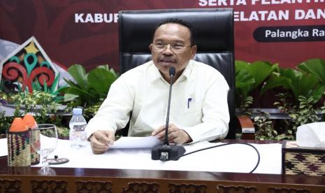 Pelantikan Penjabat (Pj) Bupati Barito Selatan dan Penjabat (Pj) Bupati Kotawaringin Barat ditunda. Perihal penundaan disampaikan secara resmi oleh Sekretaris Daerah Provinsi Kalimantan Tengah (Prov Kalteng) H Nuryakin didampingi Asisten Pemerintahan dan Kesra Katma F Dirun; Kepala Dinas Komunikasi, Informatika, Persandian dan Statistik Agus Siswadi; dan Kepala Biro Administrasi Pimpinan Setda Prov Kalteng Johni Sonder; dalam Konferensi Pers yang digelar di Aula Jayang Tingang, Kantor Gubernur Kalteng, Senin (22/5/2023).