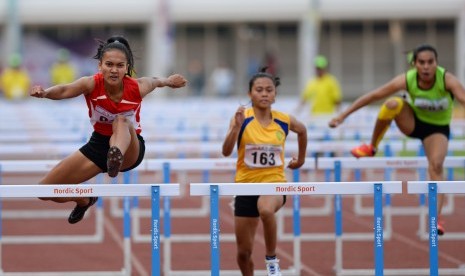 Pelari asal DKI jakarta Ken Ayuthaya Purnama (kiri) meraih emas lari 100 meter gawang putri Pekan Olahraga Mahasiswa Nasional (Pomnas) 2019.