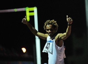 Pelari cepat putra Indonesia, Franklin Ramses Buruni, melakukan selebrasi usai memenangkan nomor lari 100 meter SEA Games 2011 di Stadion Atletik, Jakabaring Sports City, Palembang, Sabtu (13/11).